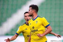 AYX体育赛事-瓦伦西亚遭遇连败，需尽快扭转局势