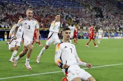 爱游戏官方入口-包含瑞士战胜丹麦，晋级欧洲杯预选赛决赛的词条