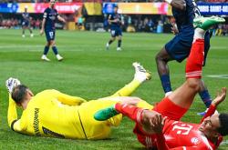 AYX体育赛事-关于紧张氛围笼罩足球场，谁能一触即发胜利的信息