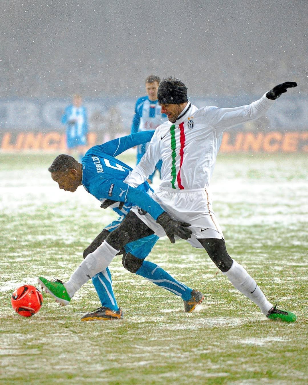 强强对话,足球场上的激烈角逐 强强对话,足球场上的激烈角逐