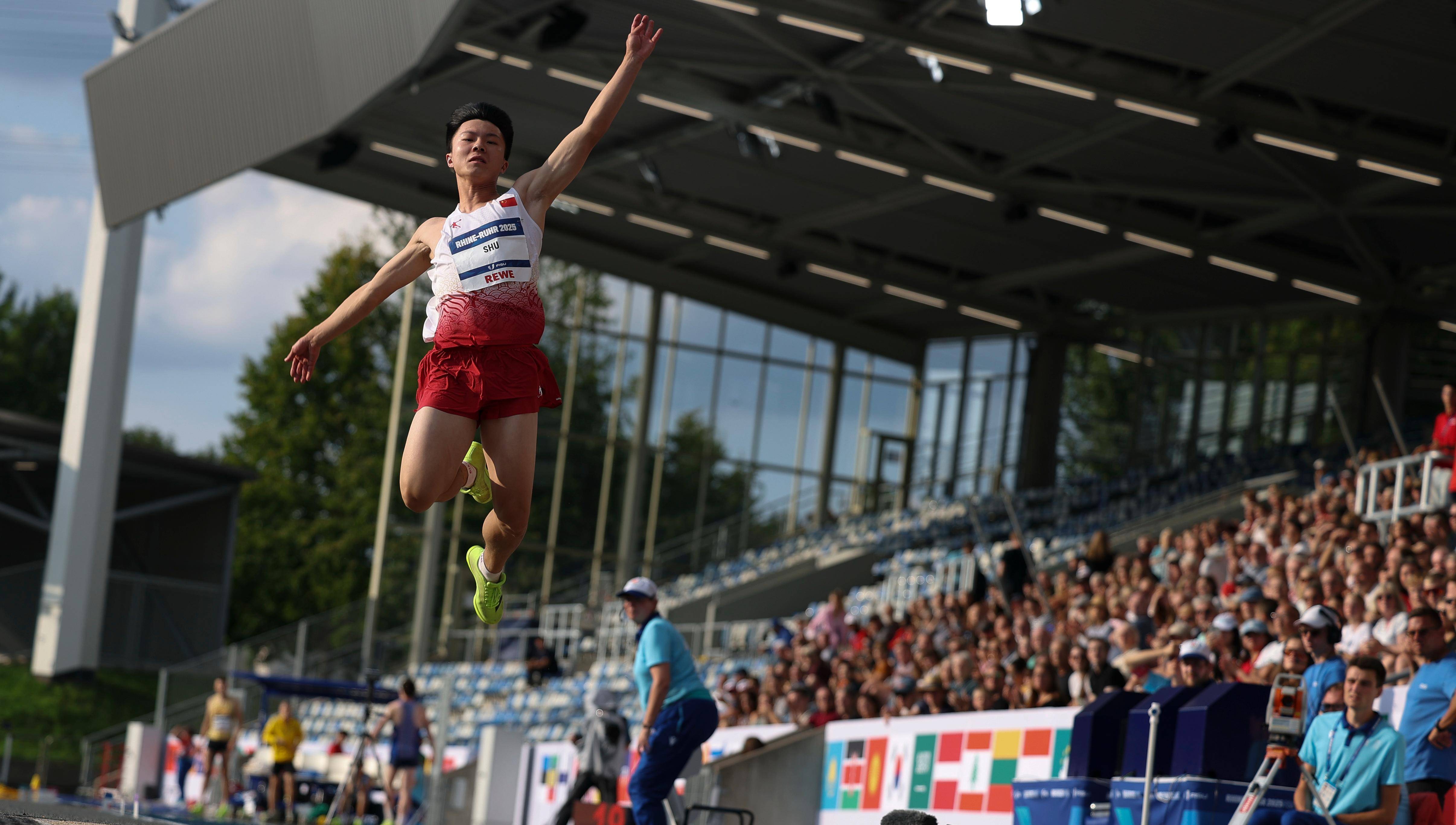澳大利亚田径选手突破自身极限，夺得金牌