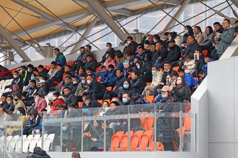 足球比赛引发球迷集体观看狂潮 足球比赛引发球迷集体观看狂潮