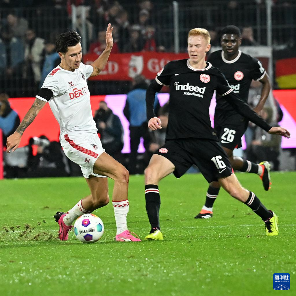 法兰克福队攻入制胜球，赢得比赛