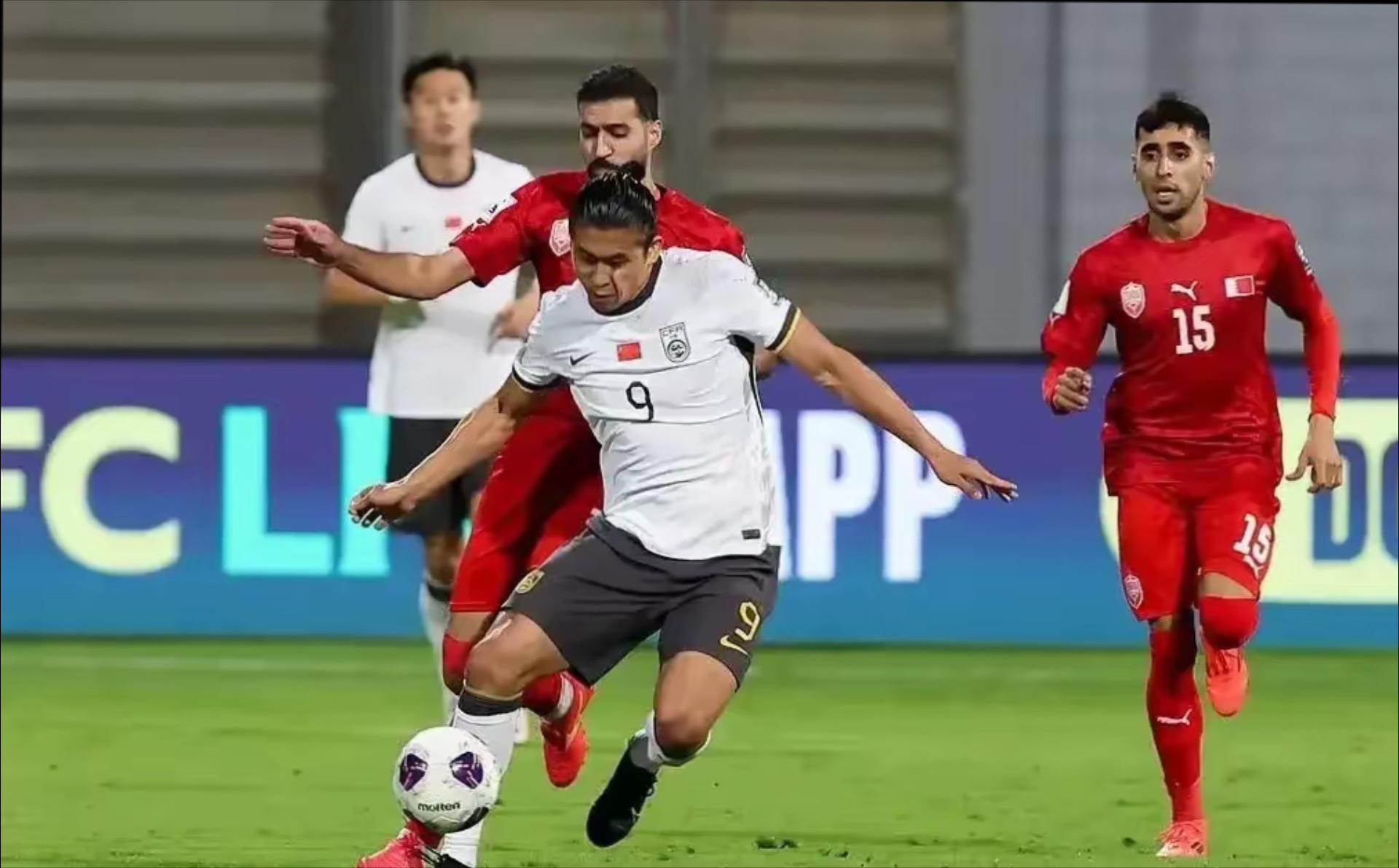 精彩绝伦的比赛，场上局势紧张刺激