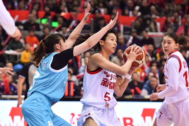 北京队遭遇湖南队劲敌，险胜晋级季后赛