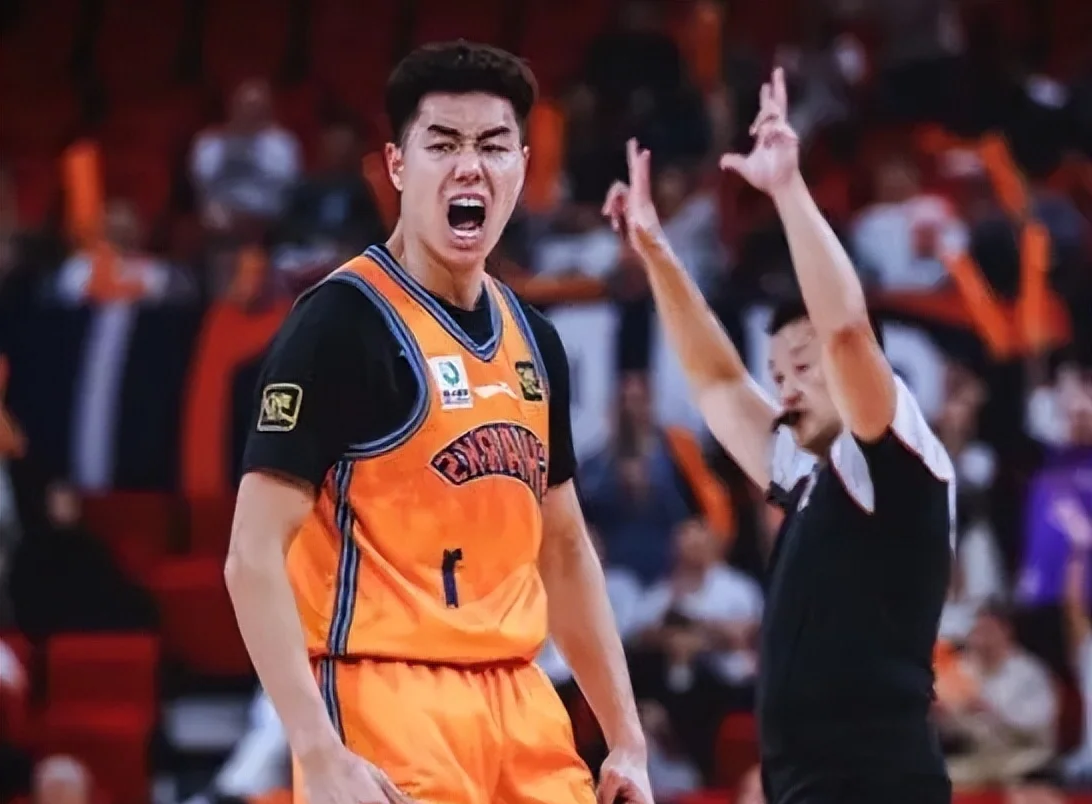 关于上海男篮凭借团队合作力夺得关键胜利的信息