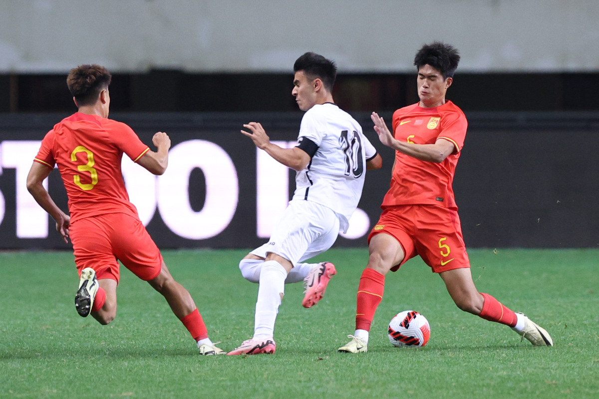 亚洲足球比赛现场显示出球员技术精湛